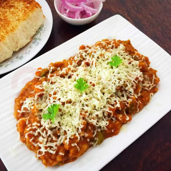Cheesy pav bhaji (1 pc Pav)